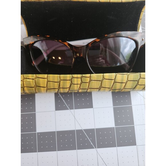 Womens Cat Eye Sunglasses with Case B18 - Picture 5 of 7